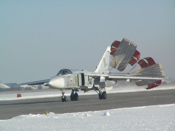 su_24m_samolet_posadka_zima_parashyuty_aviaciya_1600x1200